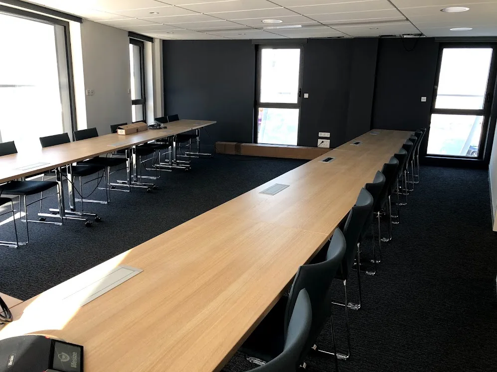 Salle de réunion équipée avec une connectique intégrée aux tables